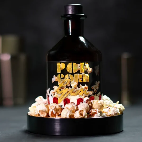 Popcorn Gin von Crazy Spirits, Flasche mit Popcorn als Deko